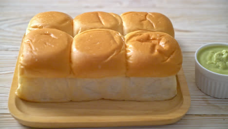 pan con natillas pandan tailandesas en un plato