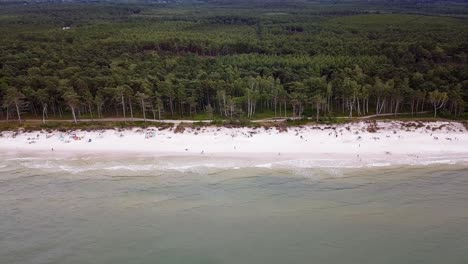 imágenes de drones de la costa del mar báltico