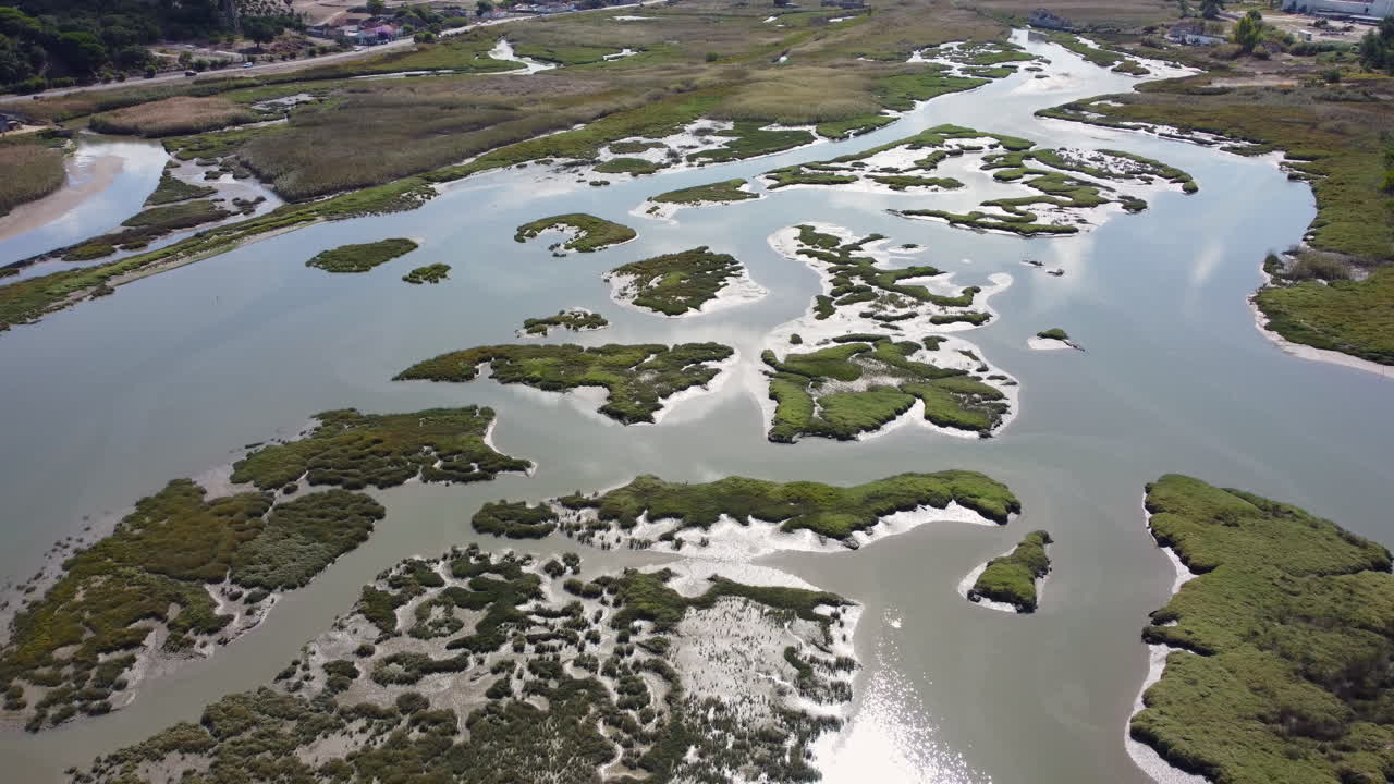 vista aérea sobre pantanos, hermoso cielo reflejado en el agua - drone descendiendo