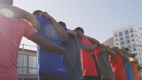 Jugadores-De-Fútbol-Abrazándose-En-El-Campo