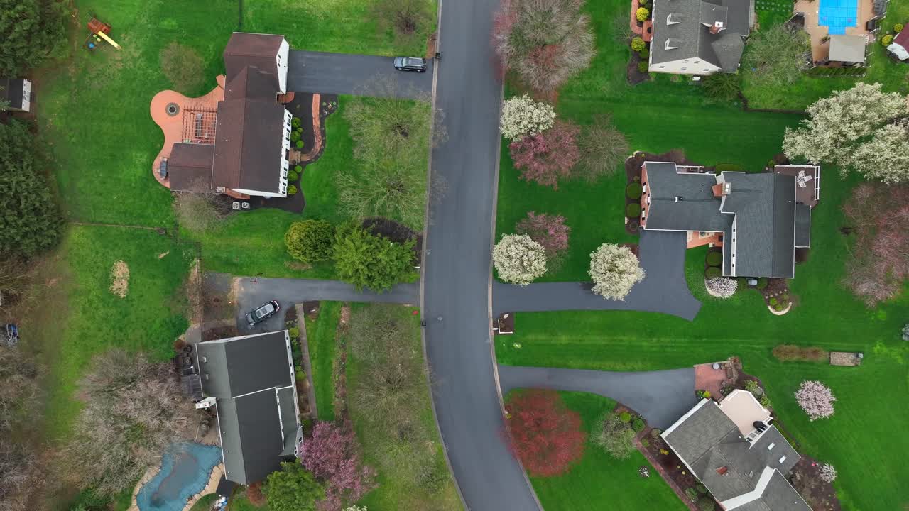 casas unifamiliares de lujo con piscina en un barrio de lujo en pensilvania, estados unidos