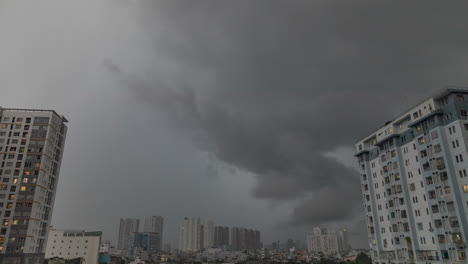 Schwerer-Tropischer-Regensturm-über-Wohngebiet-Mit-Hochhäusern,-Die-Den-Himmelszeitraffer-Einrahmen