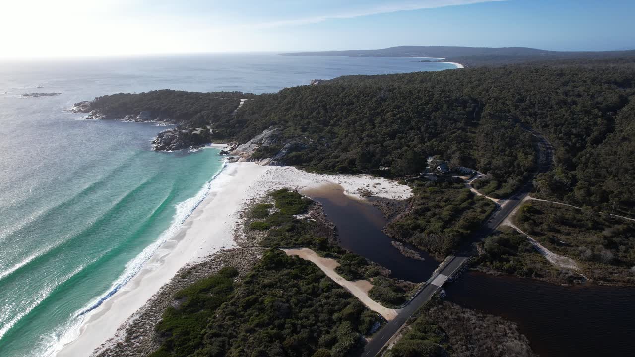 Honeymoon Beach Cove, The Gardens, Tasmania, Australia - Foto aerea con drone