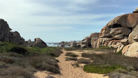 Big-rocks-at-Cala-della-Chiesa-cove-on-famous-Lavezzi-French-island-between-Corsica-and-Sardinia,-France