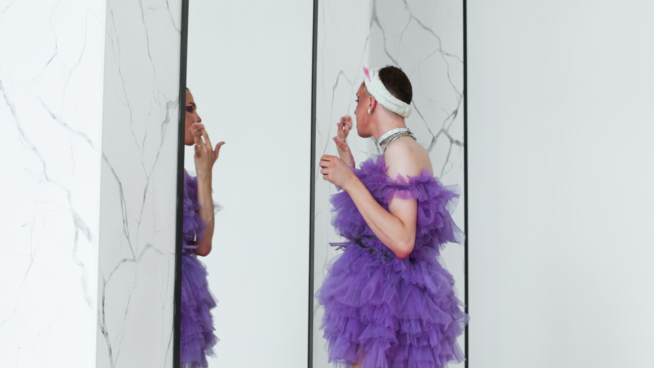 человек, заканчивающий макияж.