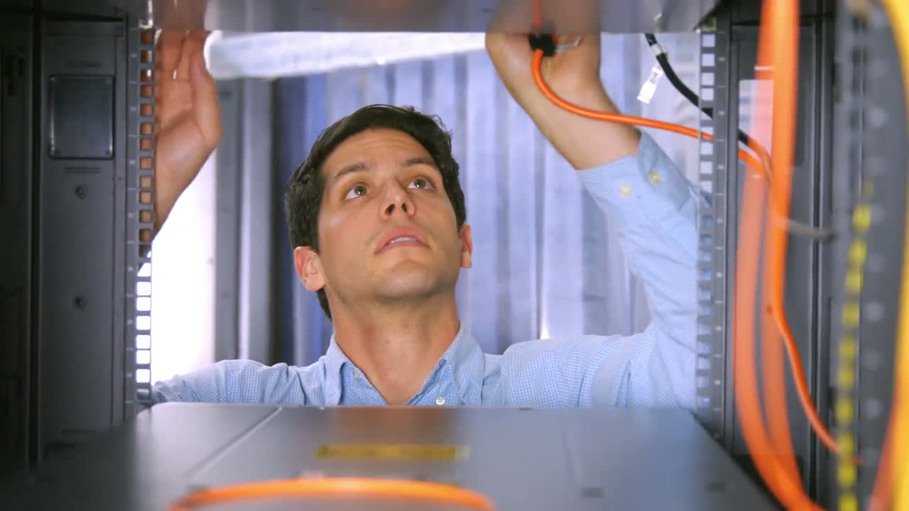 técnico mirando el armario del servidor abierto