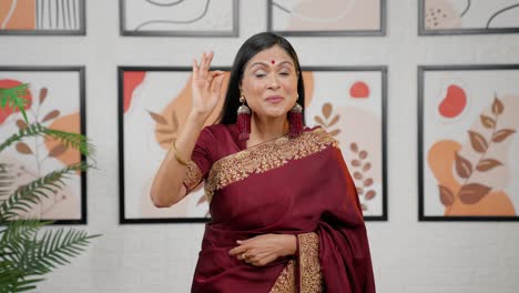 Mujer-India-Mostrando-Signo-Ok