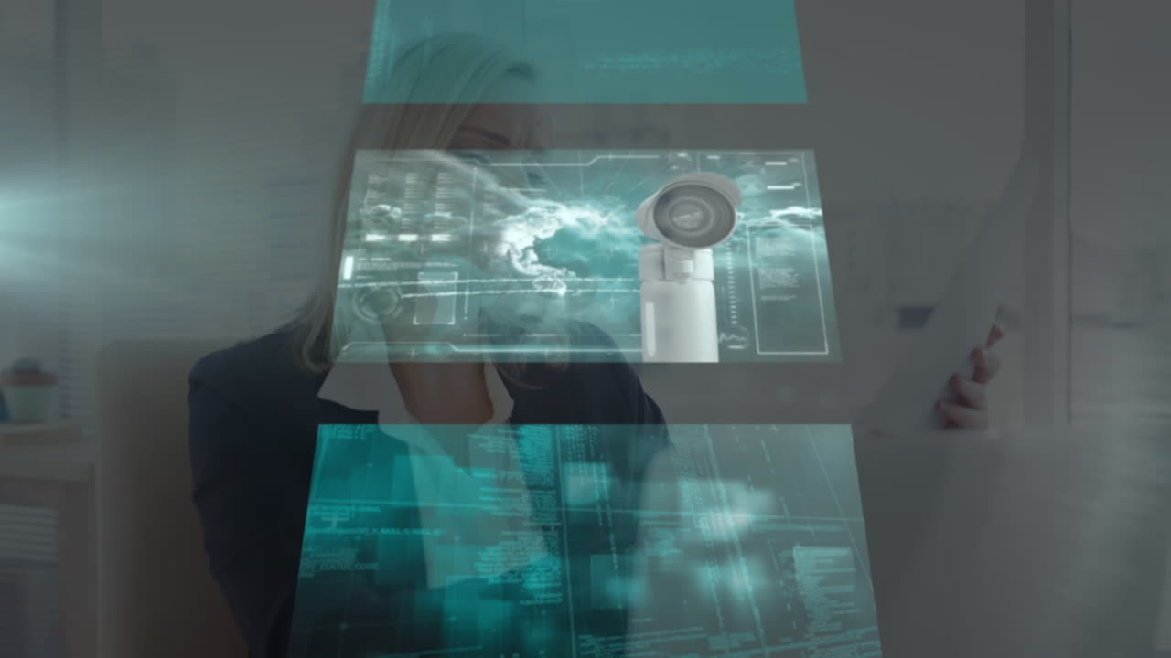 animación de procesamiento de datos en pantallas sobre mujer de negocios en la oficina