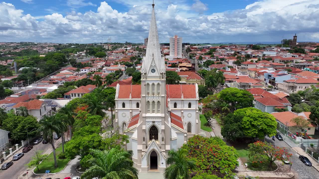 도시 에 있는 교회 의 공중 에서 볼 수 있는 모습