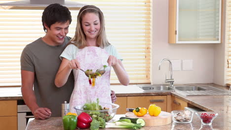 Un-Ama-De-Casa-Mezclando-Una-Ensalada