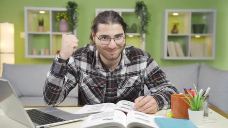 decidido y ambicioso, el estudiante trabaja para alcanzar sus metas.