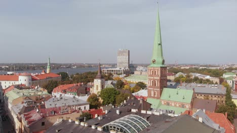 St-Jacob-Catholic-cathedral-in-Riga,-Latvia,-aerial-drone-lowering,day