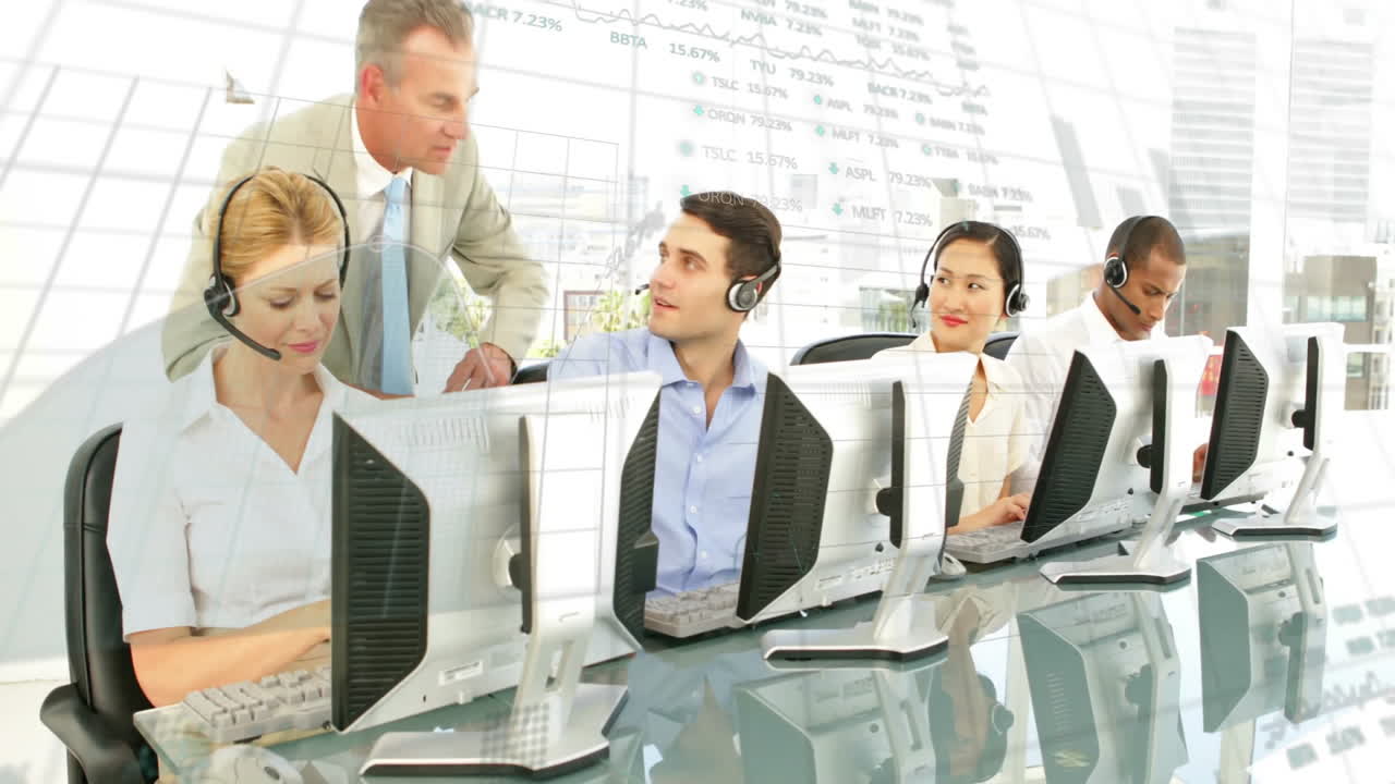 전화 헤드 ⁇ 을 사용하는 다양한 사업가들에 대한 금융 데이터 처리 애니메이션