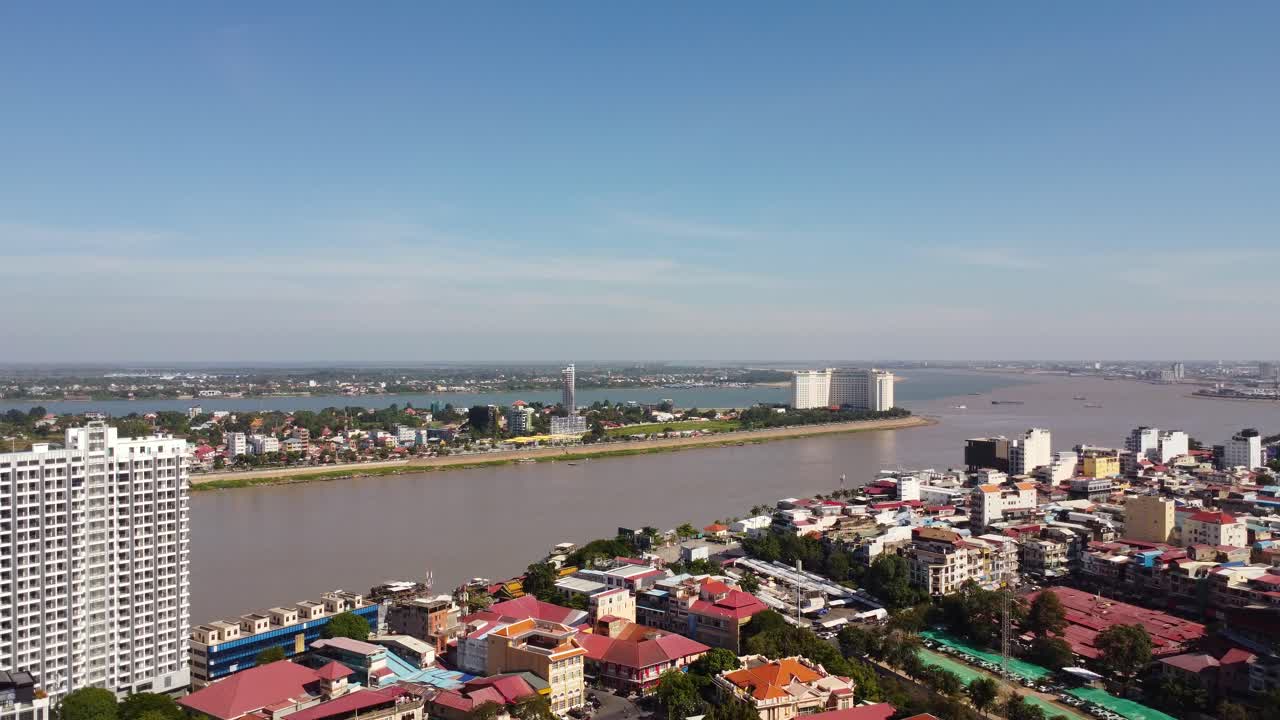 desarrollo de infraestructuras en el río tonle sap, edificios comerciales y residenciales a lo largo del río, ciudad de phnom penh, disparo de avión no tripulado