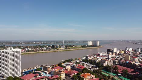 desarrollo de infraestructuras en el río tonle sap, edificios comerciales y residenciales a lo largo del río, ciudad de phnom penh, disparo de avión no tripulado
