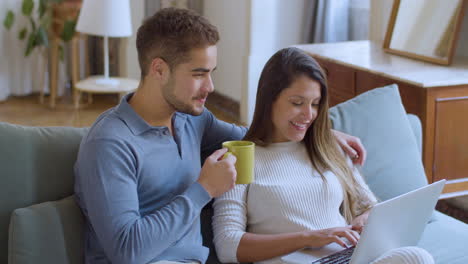 una hermosa pareja caucásica relajándose en el sofá en casa.