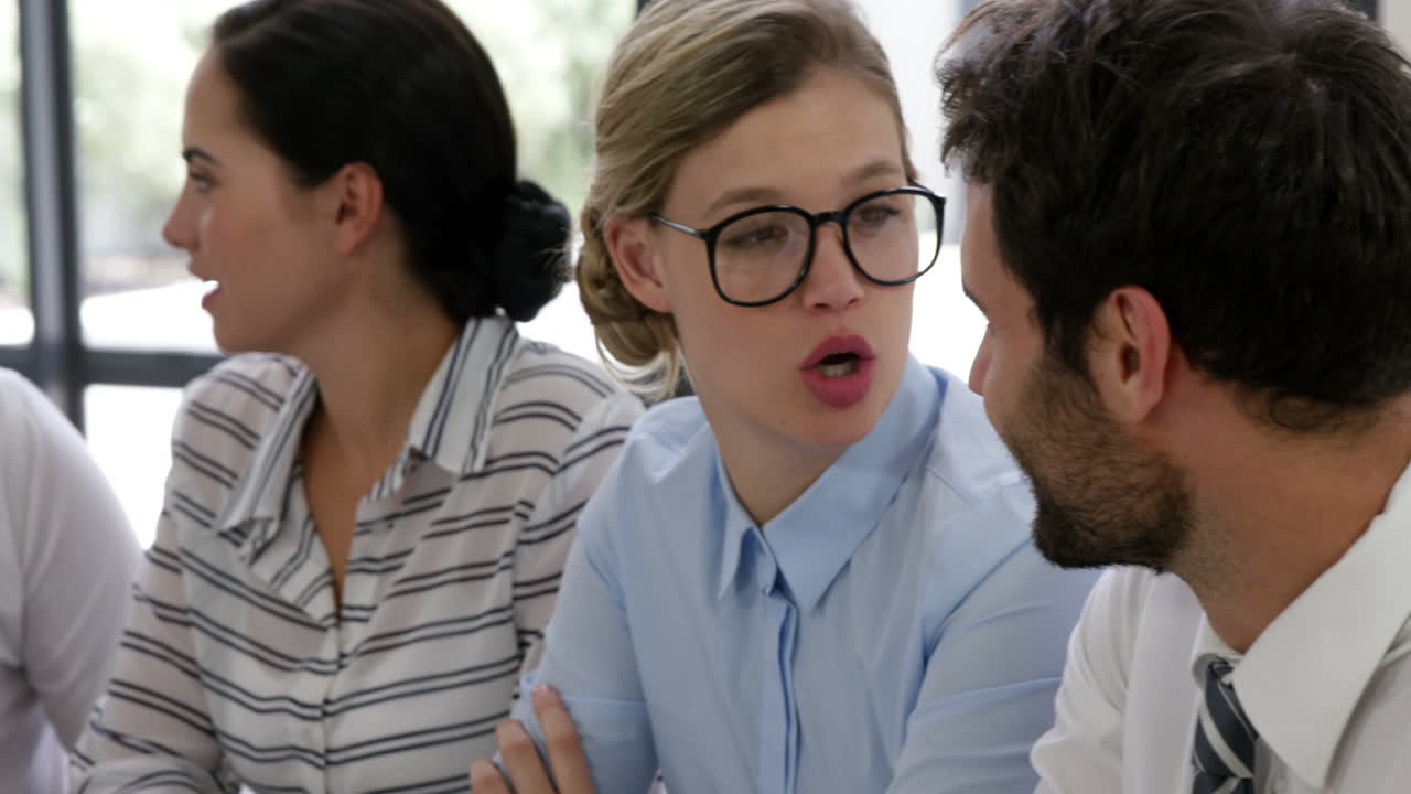 사업가들이 함께 이야기하고 있습니다.