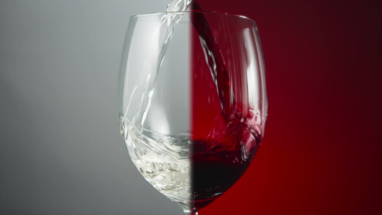 Hvidvin og rødvin hældes i et glas