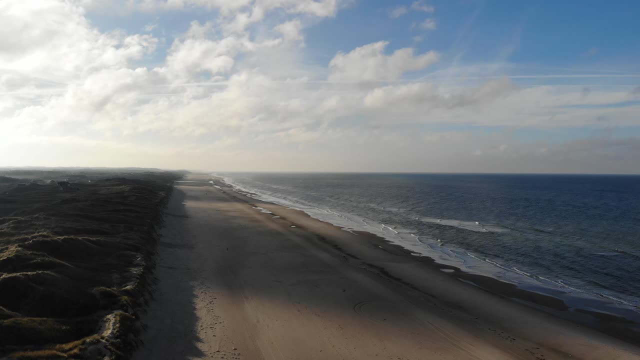 vista aérea de la costa del mar del norte fuera de løkken, dinamarca
