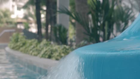 tobogán de agua con flujo corriente en la piscina del hotel movimiento lento