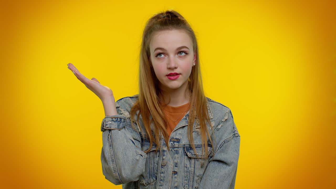 짜증나는 십대 스타일리시 소녀 얼굴 손바닥 제스처, 지루한 느낌, 결과에 실망, 나쁜 소식