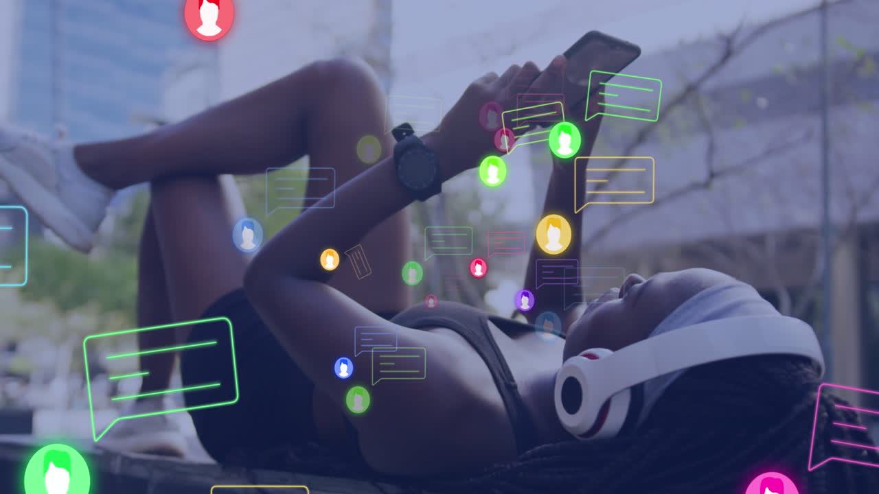 animación de las reacciones de las redes sociales sobre una mujer afroamericana en forma con auriculares y teléfono inteligente