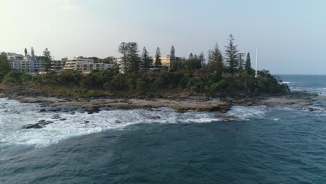 Vista-Aérea-En-órbita-De-La-Playa-Al-Atardecer