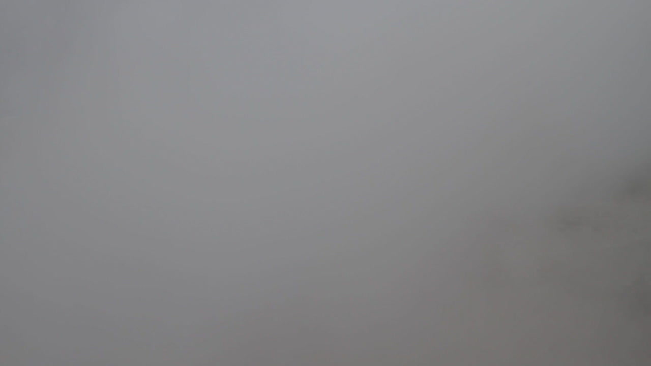 el vapor sale de un gran géiser, fuentes termales y fumarolas en el pueblo de furnas y alrededor del lago volcánico