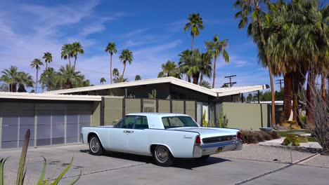 toma exterior de establecimiento de una casa moderna de mediados de siglo en palm springs, california, con autos retro clásicos estacionados afuera 3