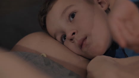 un hijo amable y cariñoso con una madre embarazada