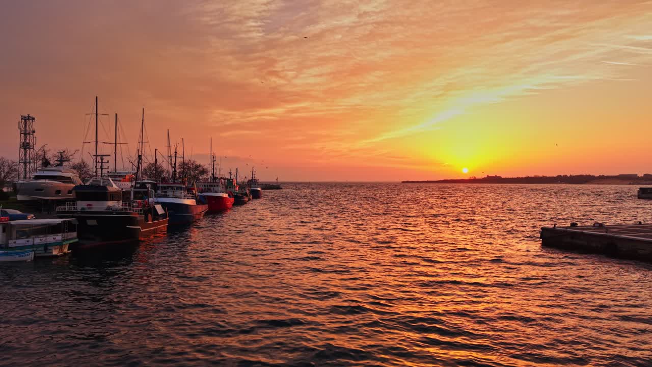 Tramonto sul porto di Nesebar in Bulgaria con barche da pesca