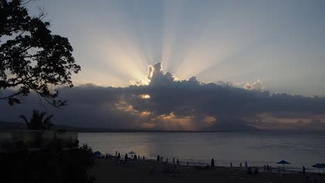 puesta de sol con nubes en la playa con bengalas de luz