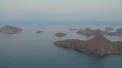 Bucht-Von-Padar-Oder-Pada-Island-Vom-Vorgebirge-Aus-Gesehen-An-Nebligen-Tag-Während-Der-Dämmerung,-Indonesien