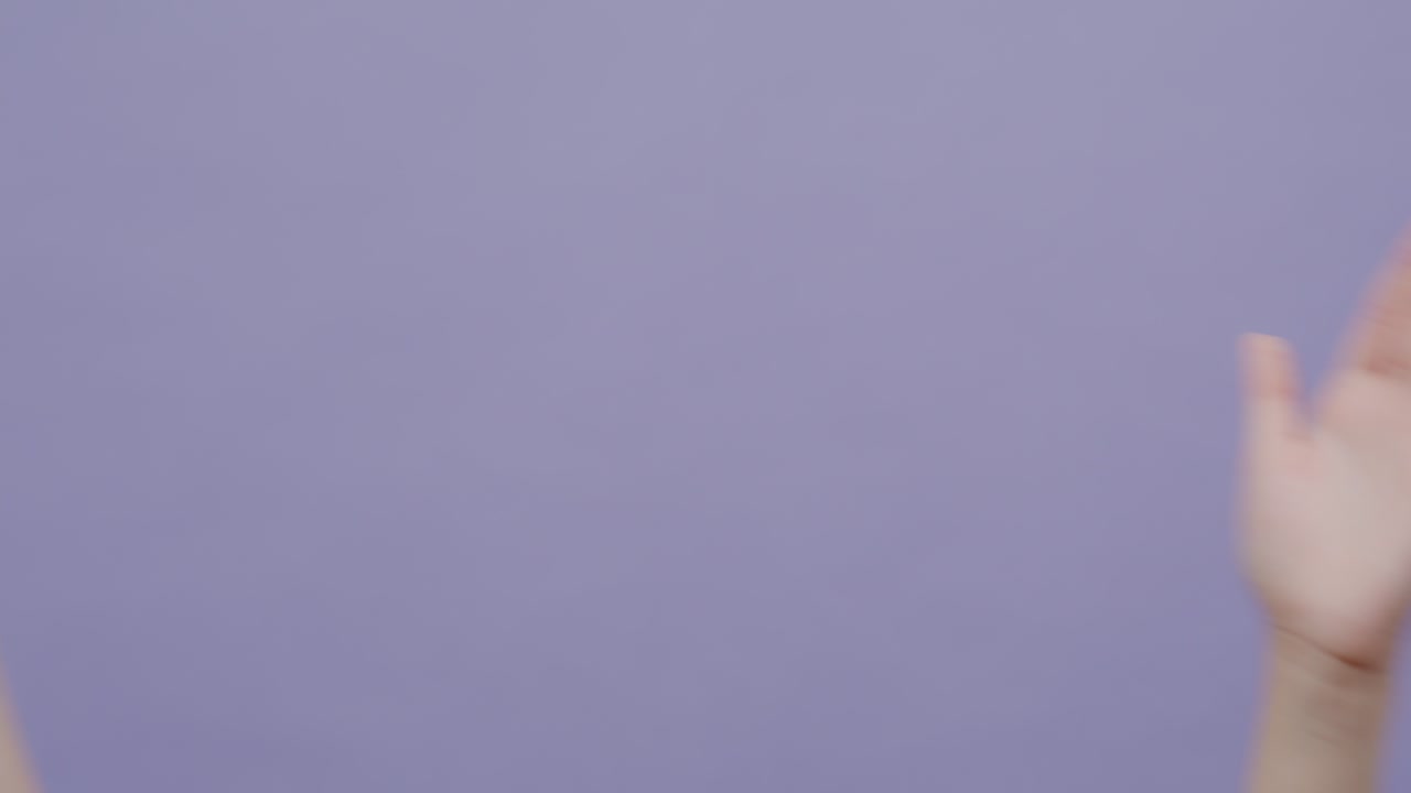 aplaudiendo con las manos sobre un fondo púrpura