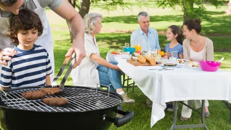 animación de la familia en la fiesta de cumpleaños al aire libre