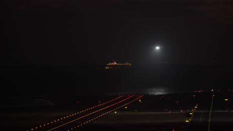 aterrizaje nocturno de un avión de pasajeros