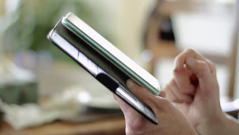 mano con teléfono móvil compras en línea stock de vídeo stock de imágenes