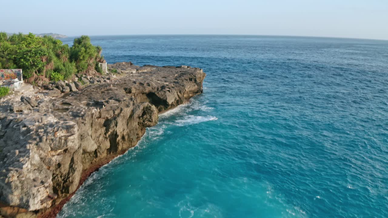 Ripresa aerea con drone di una spettacolare insenatura costiera, conosciuta come Blue Lagoon a Nusa Penida, Bali, proprio mentre il sole tramonta