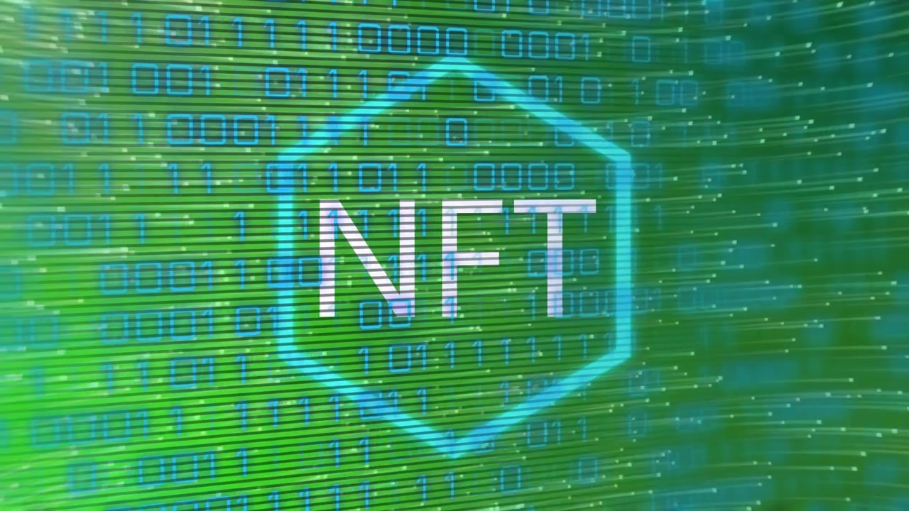 Animation af NFT-tekst, databehandling og binær kodning over grøn baggrund