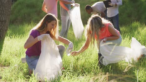 Adulto-Medio-Voluntario-Durante-El-Día-De-Limpieza-Del-Río.