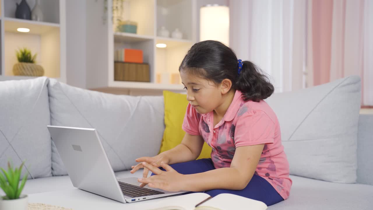 niña trabajando duro en la computadora portátil.