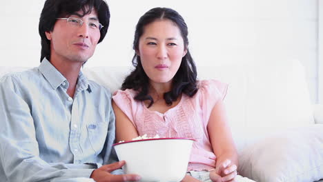 Couple-eating-popcorn-together