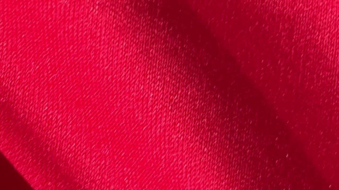 Primer plano de textura de tela de satén rojo vibrante