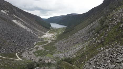 Düsteres-Gletschertal-Von-Glendalough-Und-Wicklow-Irland-Breit