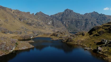imágenes aéreas de drones de 4k sobre la quinta laguna de pichgacocha desde ambo, huanuco, perú en las montañas de los andes