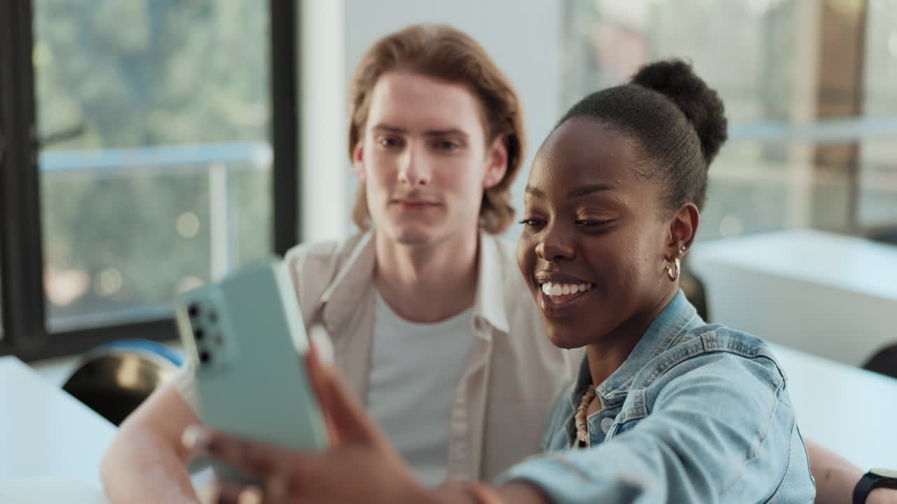 amigos tomando una selfie en un aula