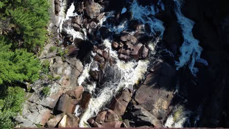 Toma-Cenital-De-Una-Impresionante-Cascada-A-Través-De-Rocas-En-El-Corazón-De-La-Naturaleza,-Canadá