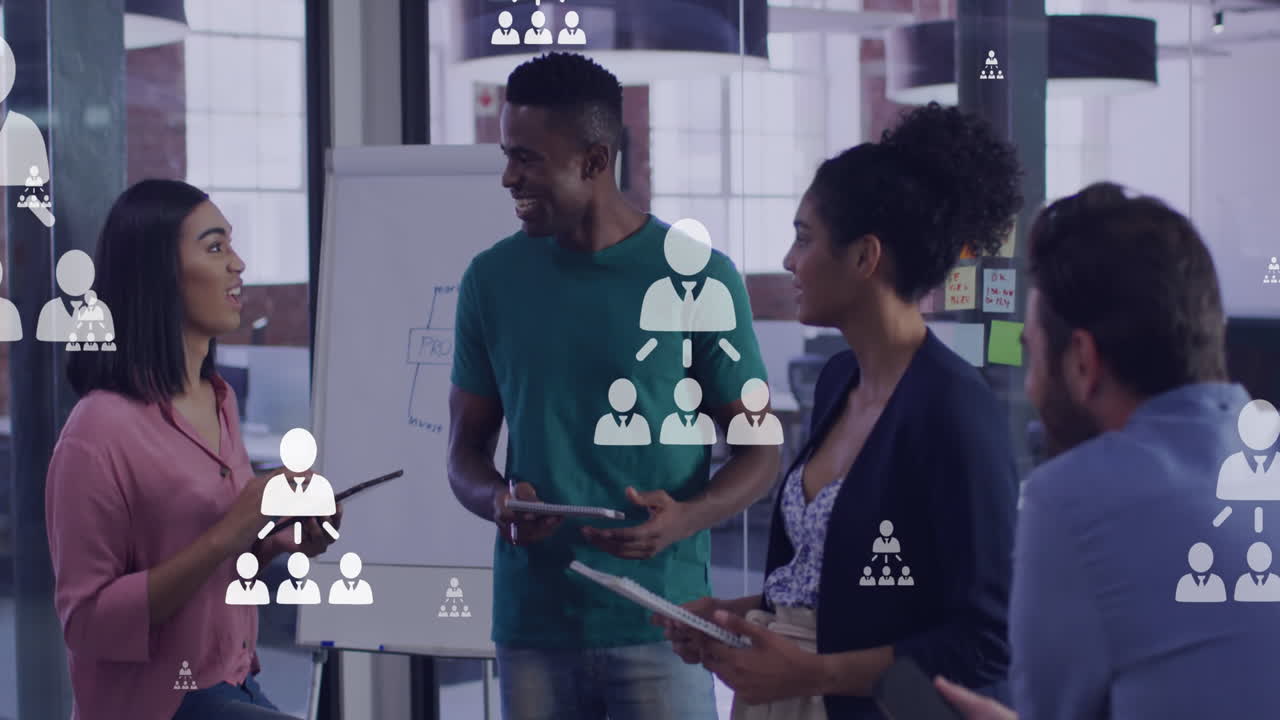 Animazione di icone di networking ed elaborazione dati su diversi professionisti