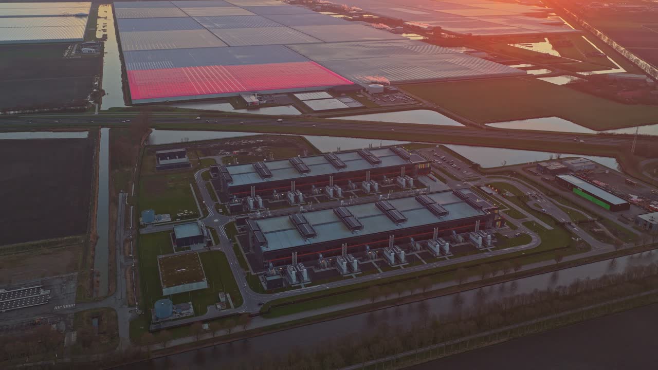 Luftfoto af datacenter og drivhuse ved solopgang