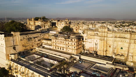 Panorama-Luftaufnahme-Des-Stadtpalastmuseums-In-Udaipur,-Rajasthan,-Indien